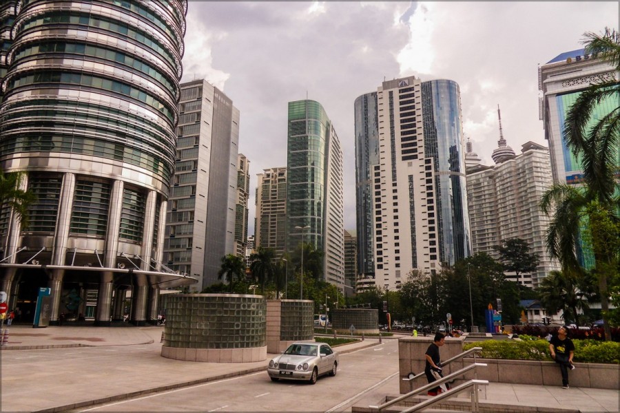 В сердце Куала Лумпур, башня Петронас (Petronas towers) видна слева